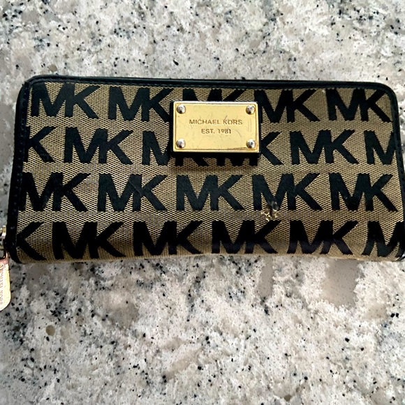 Micheal kors wallet. Authentic - Picture 1 of 3